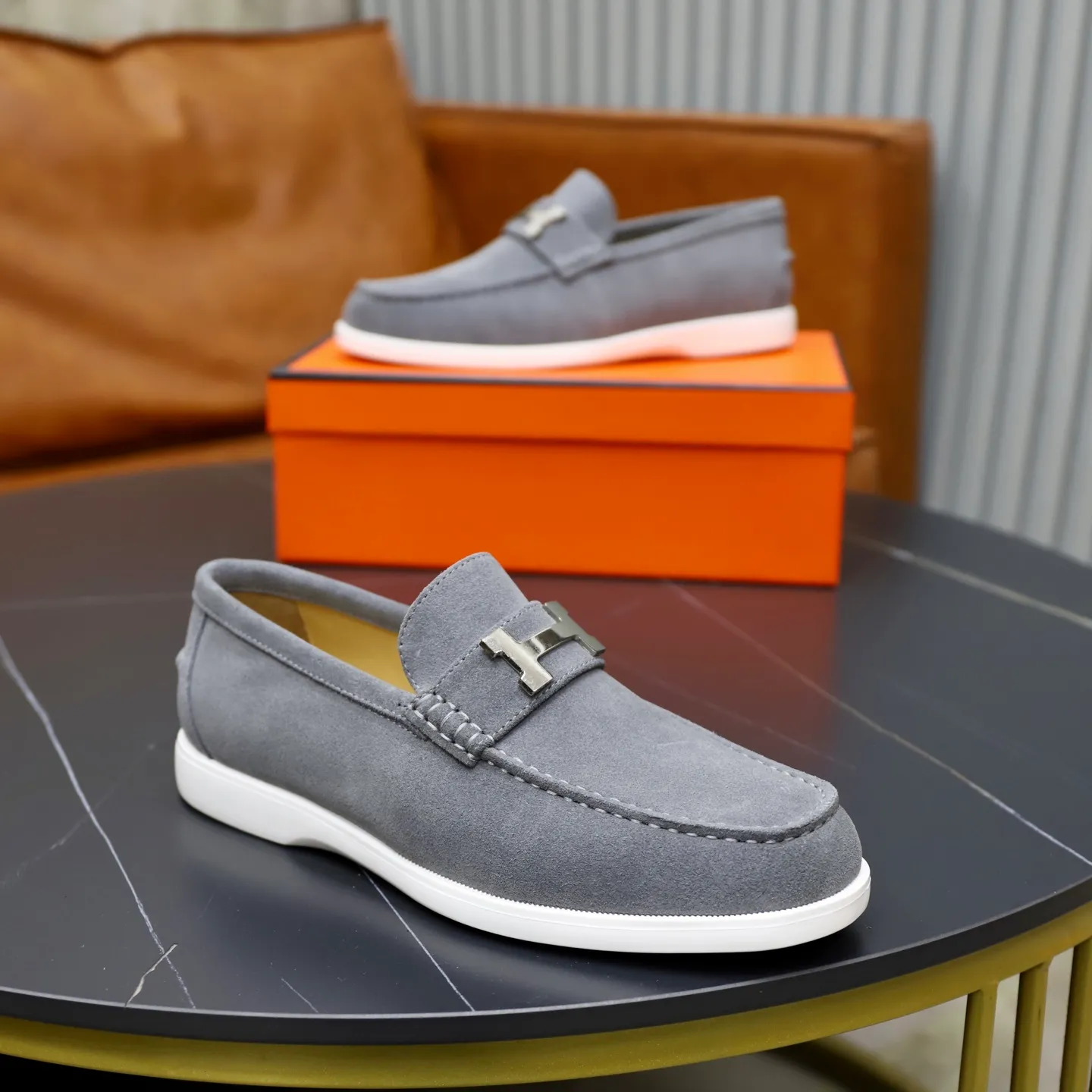 Ex-factory price: 540💰Hermès/Hermès slip-on men's shoes. This shoe is made of imported cow suede leather, with simple and smooth lines, and a 3CM rubber foam ultra-light sole combined with aerodynamic design! Youthful and fashionable, H button decoration, contrasting leather embellishment on the heel, calf lining to gently wrap your feet, with embossed logo cowhide feet, leather rock strips, casual and urban style, highlighting youthful vitality, sports and leisure version, super versatile Size number: 38-39-40-41-42-43-44 Standard leather shoe size (45 can be customized but does not support returns)